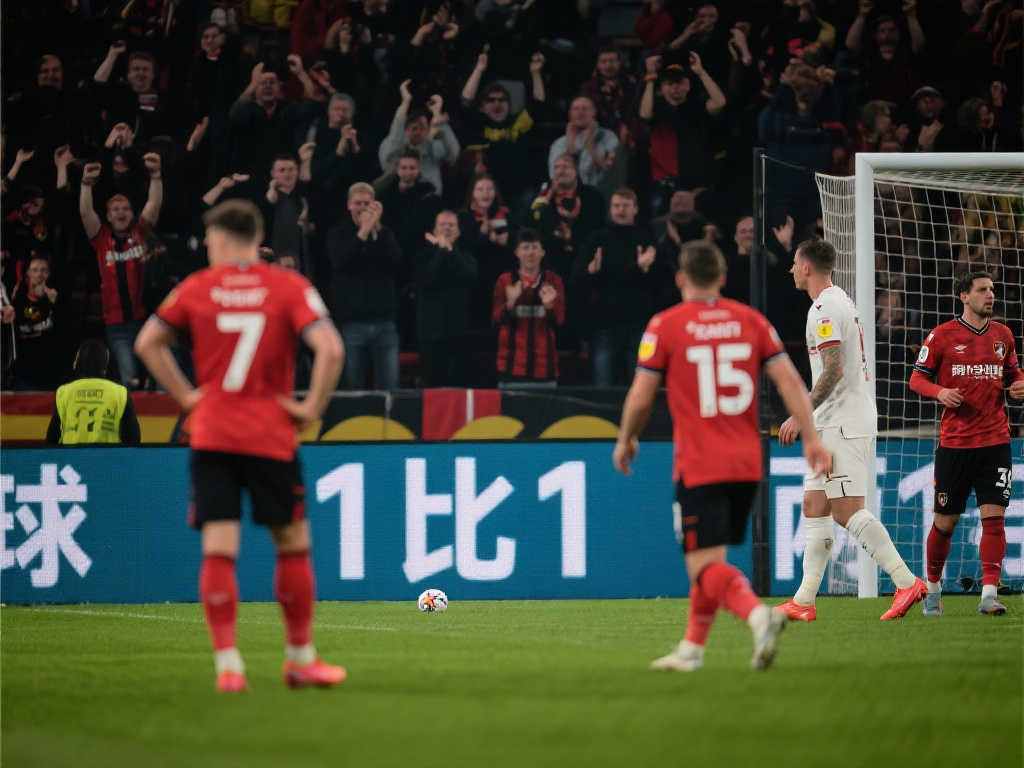 巴西主场1-1战平乌拉圭，两粒15号进球成焦点，球迷不满嘘声四起